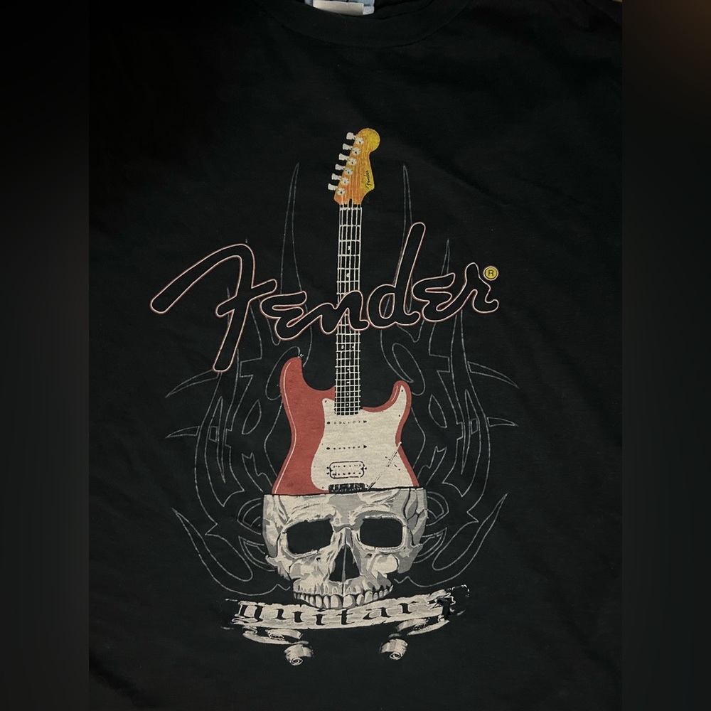 Fender black and red skull vintage guitar tee. Men’s size XL